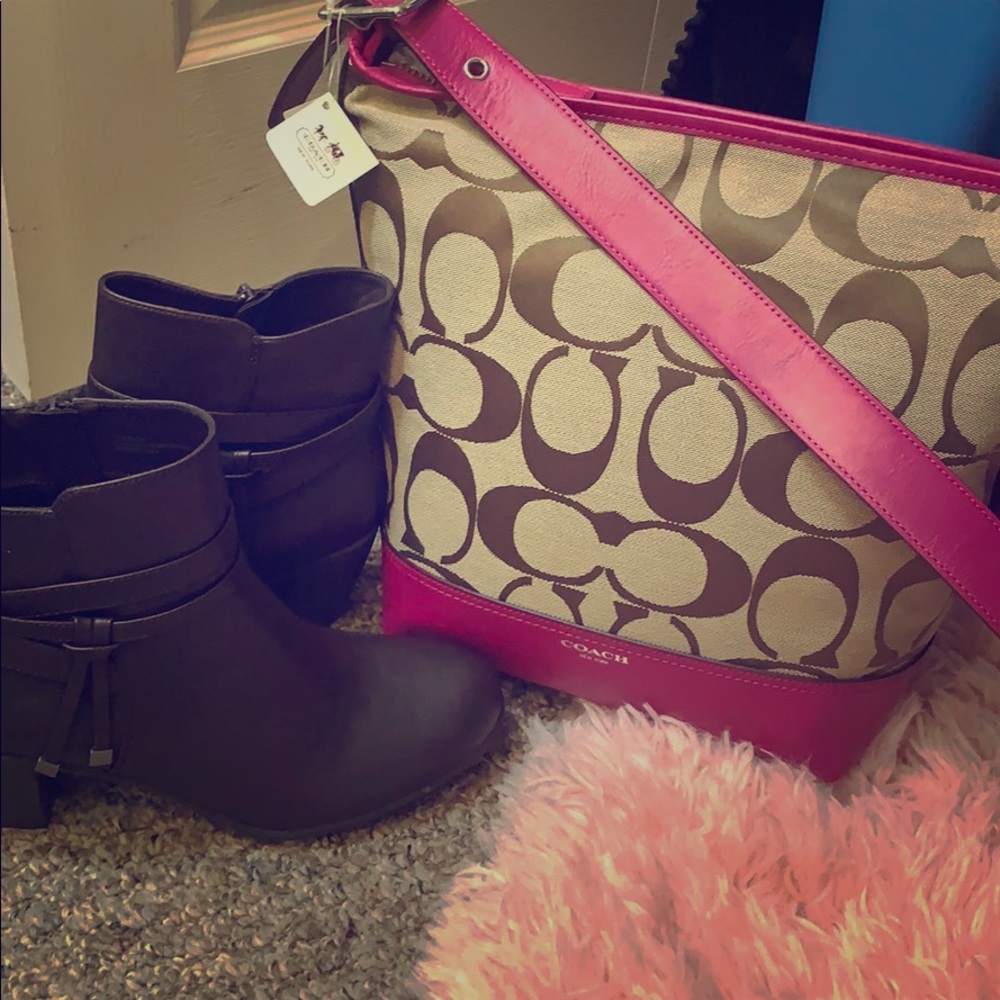 Brand new coach handbag! Khaki/Berry Duffle